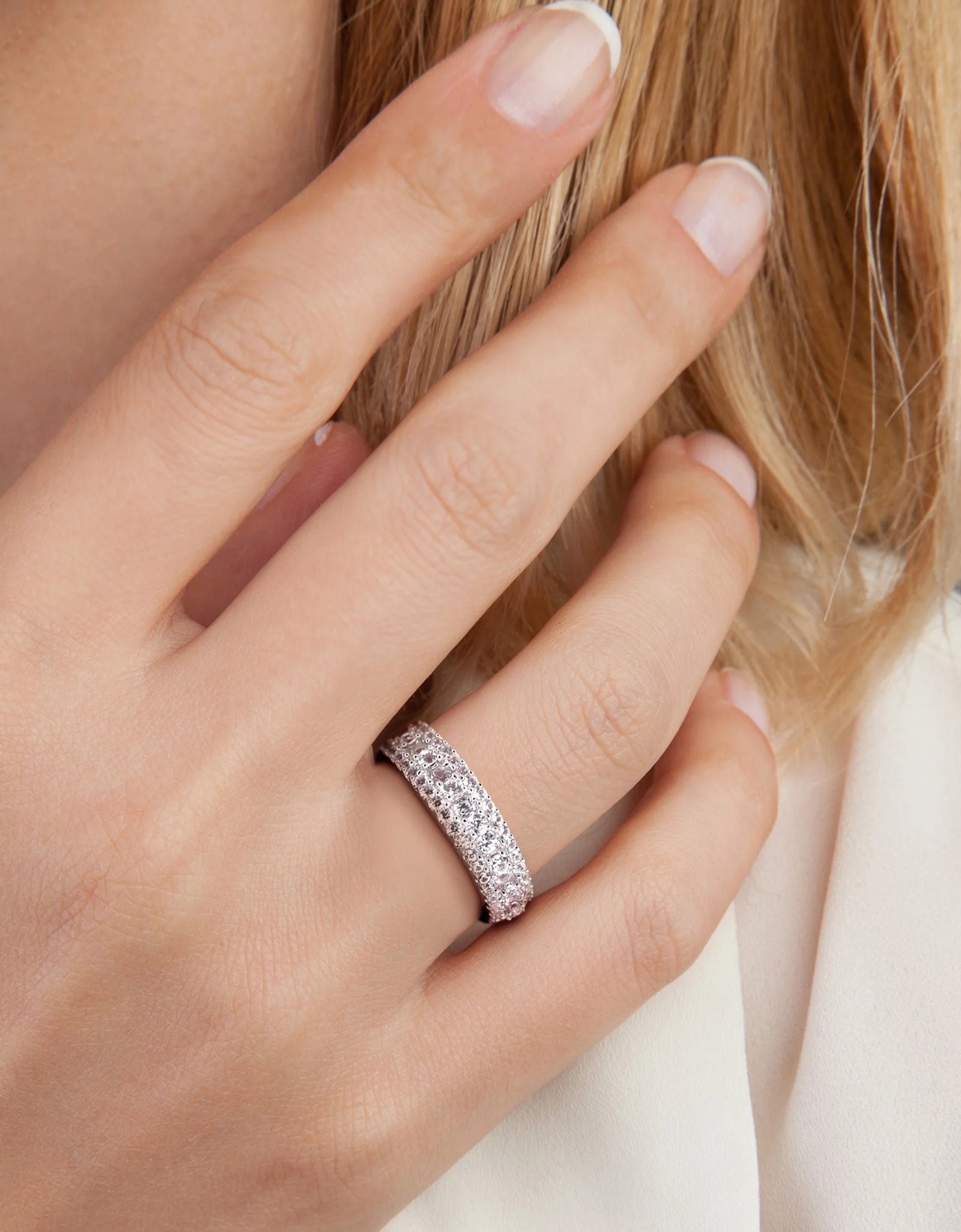 Novia Aniversario Compromiso De Las Mujeres 1 1/3 Qt T.G.W. Corte Redondo Creado Zafiro Blanco Anillo De Plata De Ley De Múltiples Hileras Semi-Eternidad Con Bisel / Punta / Pave Ajuste